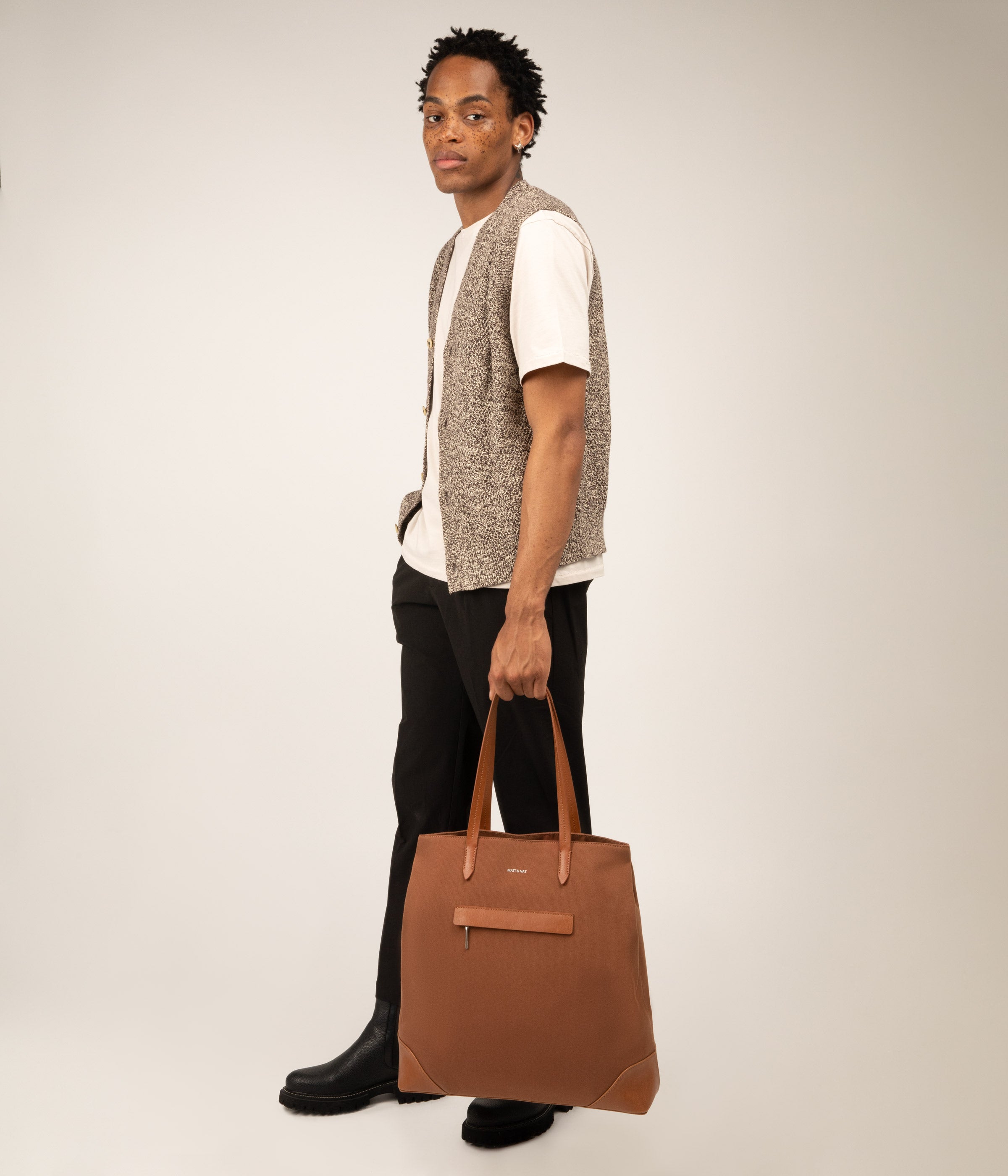 FW23-Canvas-Leiden-black-2-1.